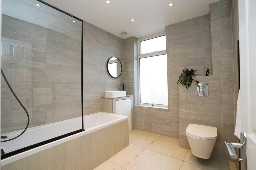 3 Bedroom Home With Free Parking Leeds  Exterior foto